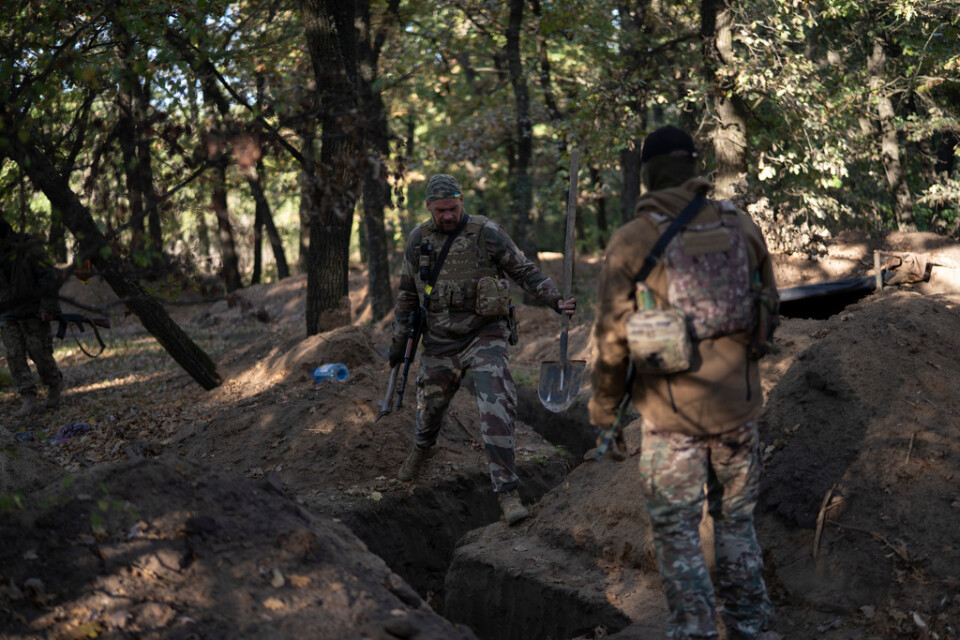 Ukrainsk militär kontrollerar skyttegravar grävda av Ryssland i regionen Cherson. Bild från oktober.