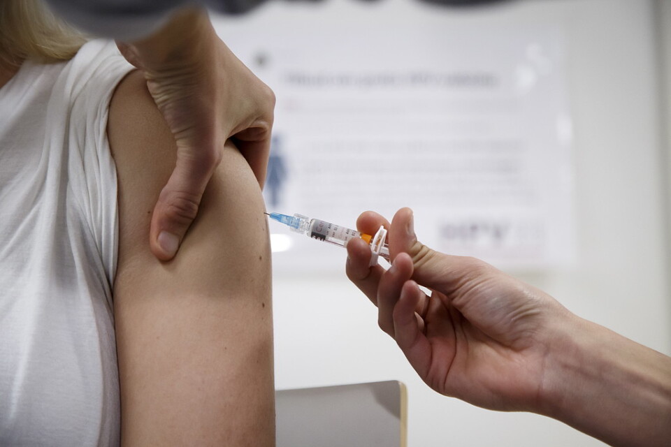 En flicka får en spruta med HPV-vaccin. Arkivbild.