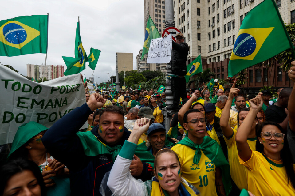 Demonstranter i Rio de Janeiro på onsdagen.