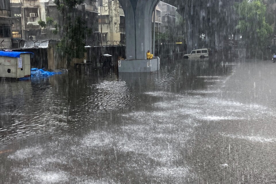 Ett hus rasade och gator och torg fylldes med vatten när monsunen drog in över staden Mumbai under onsdagen.