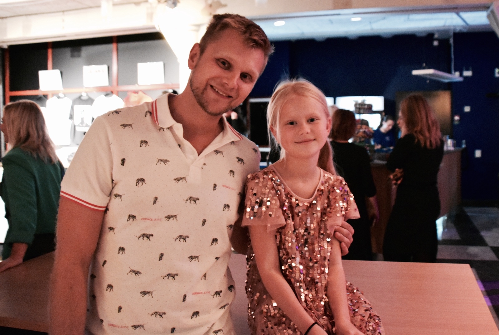 Molly, 8, var det yngsta fanet på plats i Kalmarsalen tillsammans med pappa Michael Sjöstedt.
