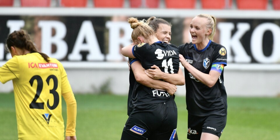 Mimmi Strömgren kramar om Sophia Redenstrand (11) efter ett av Växjö DFF:s mål i förra helgens storseger. Emma Pennsäter är spelaren till höger.