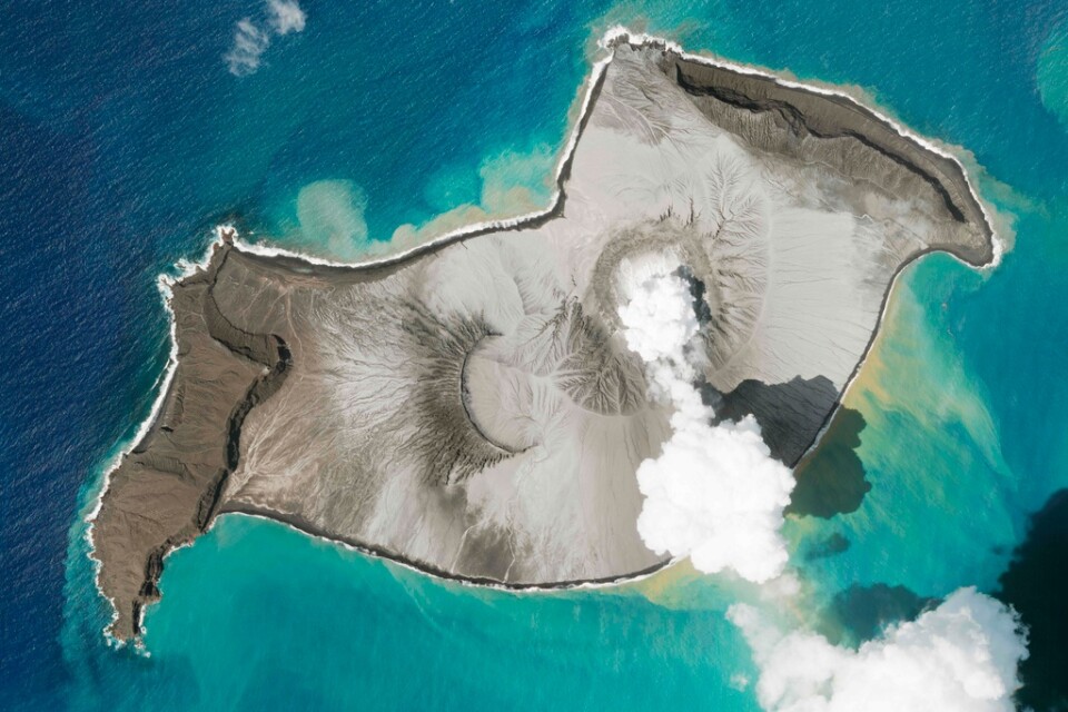 En satellitbild visar hur rök stiger från den grunda vulkanön den 7 januari.