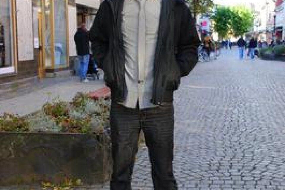 Adam Strömgren 21 år, Karlshamn Snygg skjorta, var kommer den ifrån? – Den kommer från Sandelins. Var handlar du helst i stan? – Sandelins.