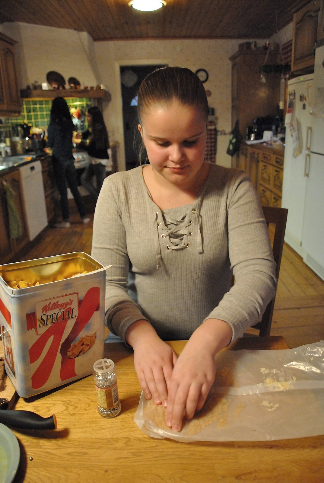 Ida Tennevi tipsar om att man kan spara påsen i cornflakespaketet, så blir det lättare att krossa cornflakes. Dessa påsar är inte lika ömtåliga som vanliga plastpåsar.
Foto: Marie Strömberg Andersson