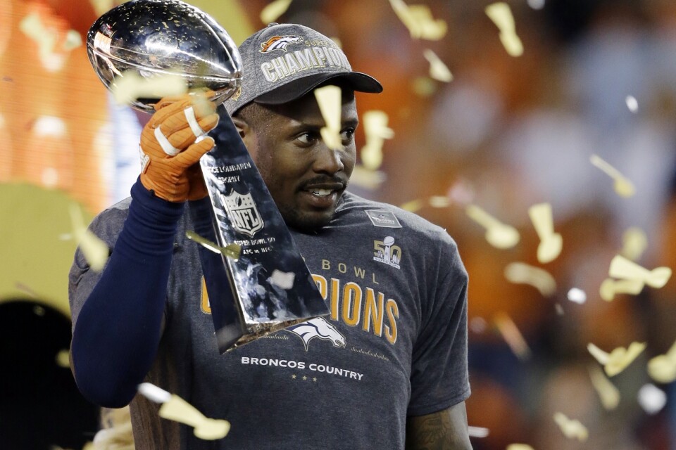 Denver Broncos Von Miller firar segern i Super Bowl 2016, då han utsågs till matchens mest värdefulla spelare.