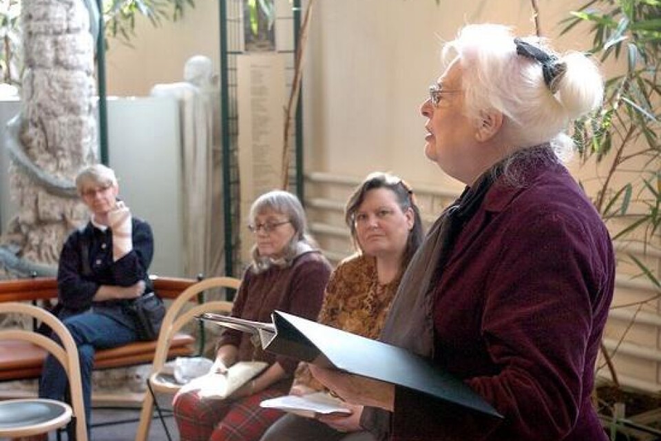 Ingrid Malmqvist inledde lyrikträffen med en dikt av Gustaf Fröding. Linda Åberg och Barbro Waldemarsdotter, till vänster, läste också poesi. BILD: CLAES NYBERG