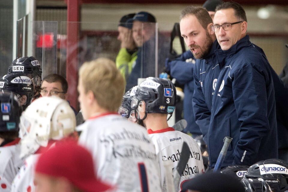 Mörrums hockeytränare Andreas Ernebrand och Torbjörn Svensson får en ny transatlant att coacha under säsongen.