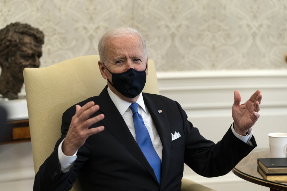 USA:s president Joe Biden i Ovala rummet i Vita huset kallar beslutet dagen innan i delstaten Texas att häva kravet på munskydd för "neandertalartänk".