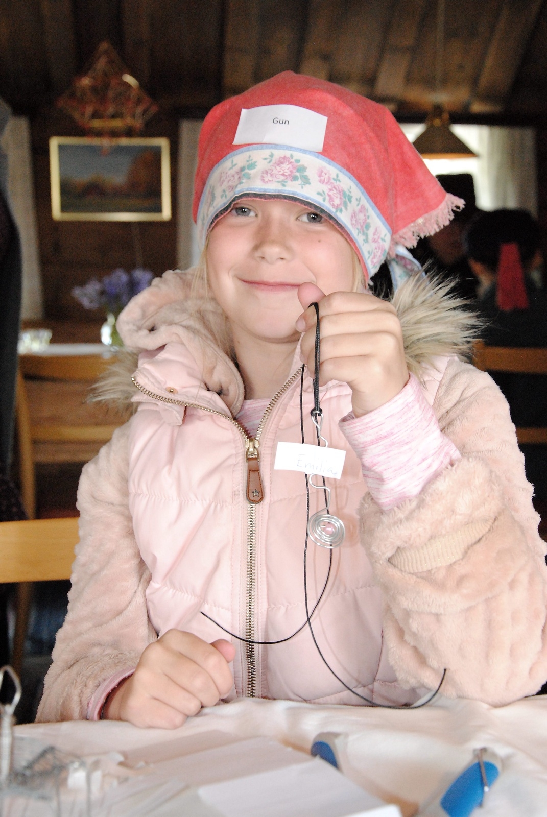 Luffarslöjd ingick i det eleverna fick prova på. Emilia Lagergren gjorde ett fint halsband. Foto: Pernilla Ekdahl