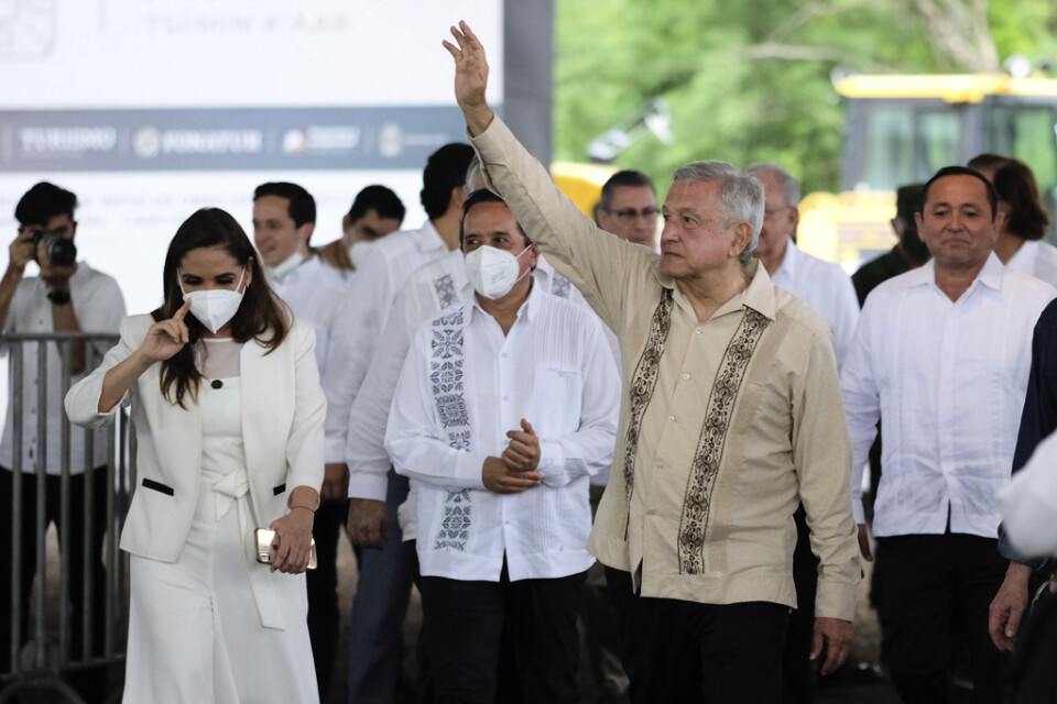 Mexikos president Andrés Manuel López Obrador vinkar till supportrar på under en resa genom landet i måndags. Han har meddelat att samhället nu ska börja öppna igen.