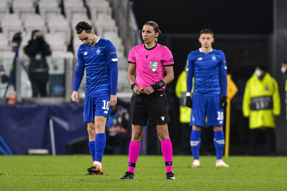 Stéphanie Frappart i förgrunden och två Dynamo Kiev-spelare i bakgrunden i den historiska Champions League-matchen.