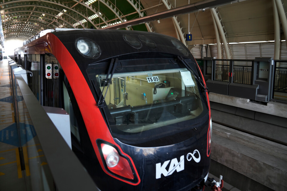 Ett tågnät är under uppbyggnad i Jakarta för att minska trafiken och luftföroreningarna. Här testas ett av tågen i Bekasi i utkanten av Jakarta tidigare i veckan.