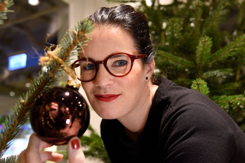 Julgransexperten Anna Benson, författare till boken "Granboken", ger sina bästa råd för att hålla julgranen vid liv.