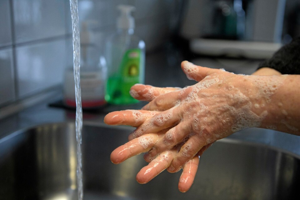 Tvätta händerna noga med tvål och vatten.