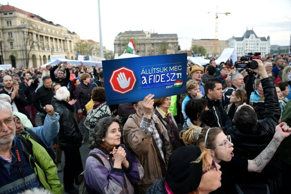 Ännu en demonstration i Ungerns huvudstad Budapest under parollen ”Låt oss stoppa Fidesz” – regeringspartiet som gör sitt bästa för att inskränka de demokratiska fri- och rättigheterna.