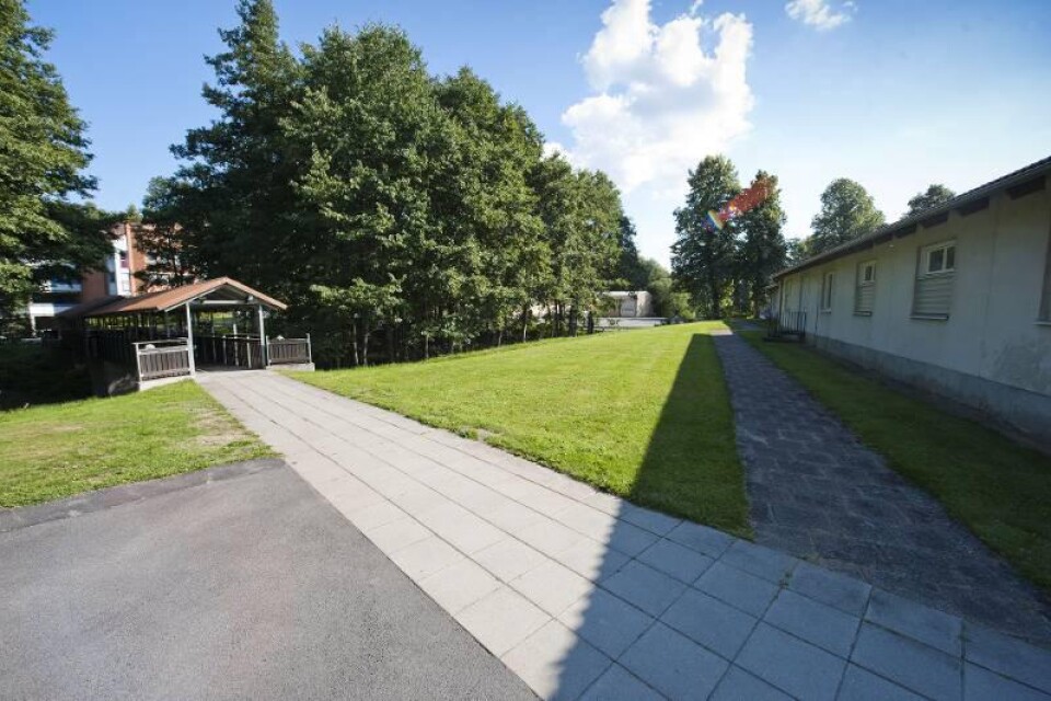 Till fots är det cirka 120 meter mellan Tollaregården och Nya Tollaregården.