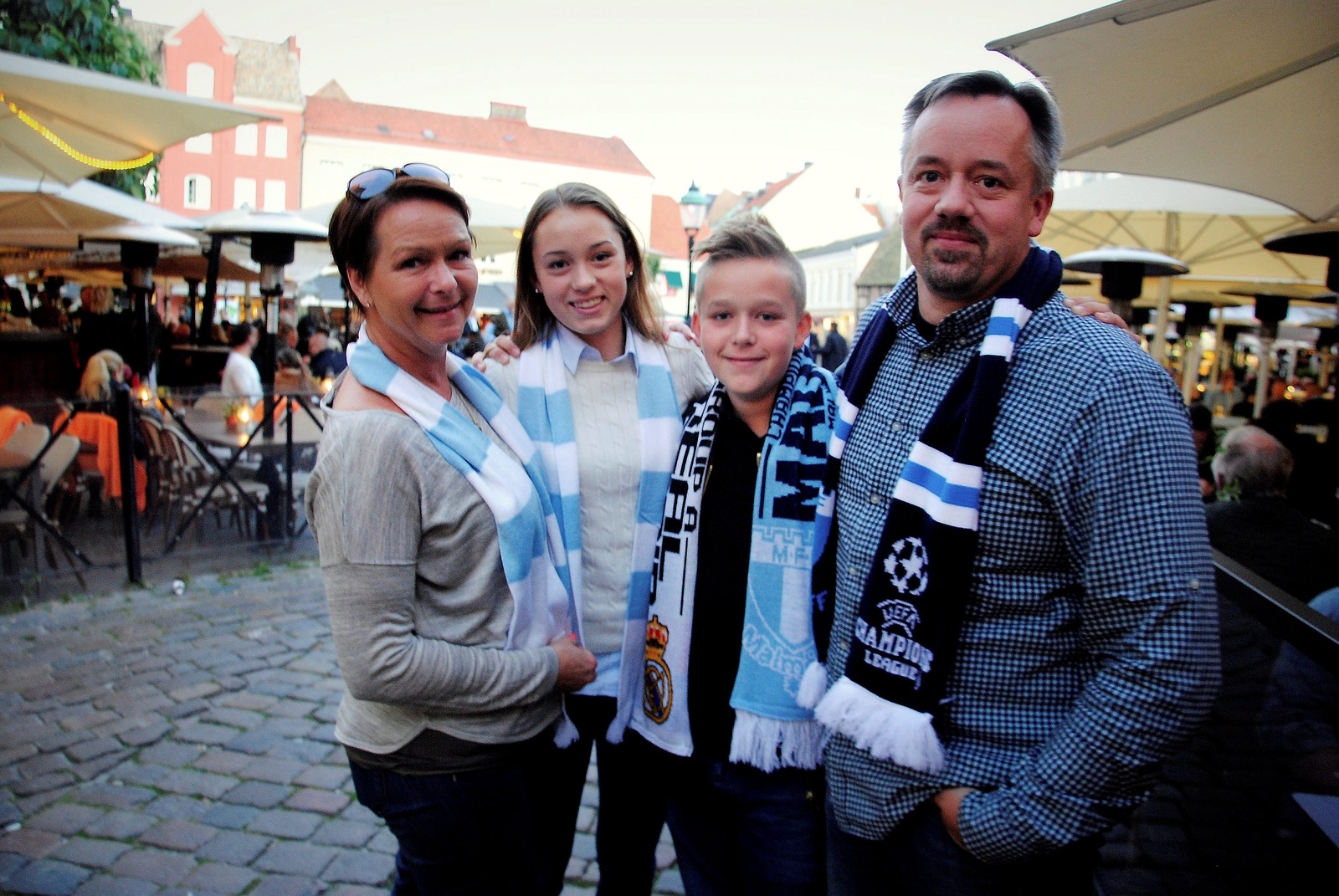 Några som inte ville missa att se MFF möta Real Madrid på hemmaplan var Malin och Magnus Vahlberg och deras barn Vilma, 16, och Jacob, 13.Foto: Caroline Stenbäck