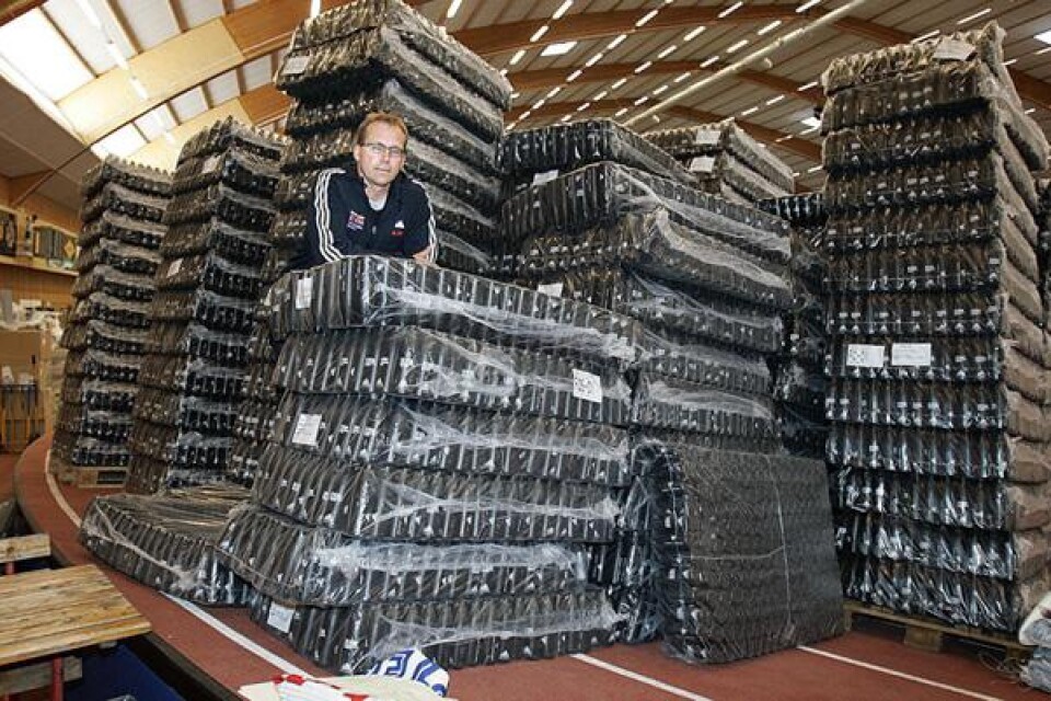 FLASKFLAK. Göteborgsvarvets projektledare Bo Edsberger poserar bland lastpallar med vattenflaskor. I morgon avgörs själva loppet, och det är större och bättre än någonsin förr.