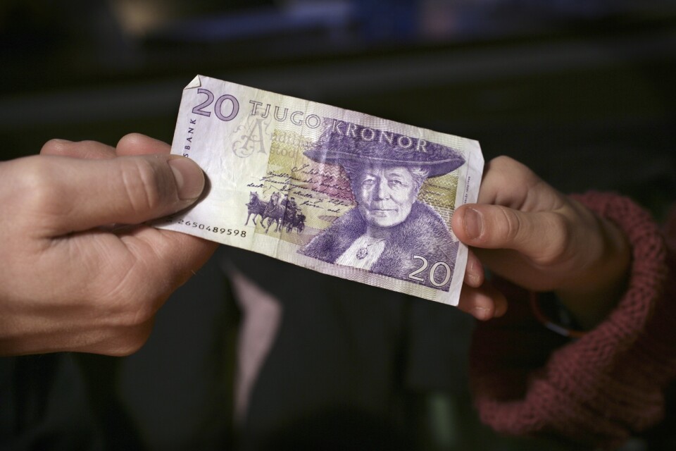 Ideella organisationer har tidigare kunnat ta emot gamla sedlar som gåvor och lösa in dem hos Riksbanken. Den 1 oktober ändras reglerna. Arkivbild.