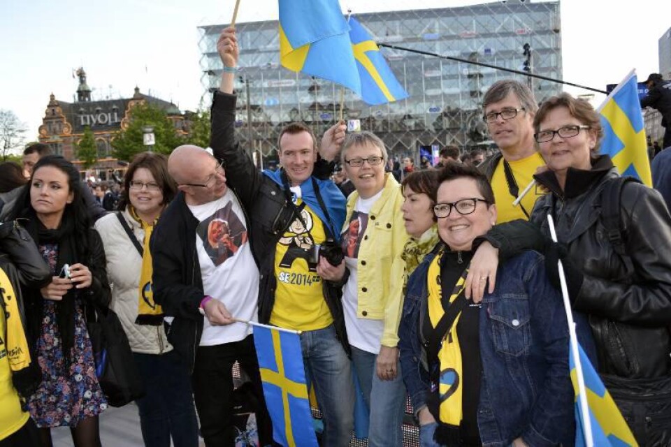 Vi är blåa, vi är gula! Den svenska Melodifestivalklubben har cirka 90 medlemmar på plats i Köpenhamn. Vid Sannas konserter i Köpenhamn i veckan har de stått längst fram och viftat med den svenska flaggan.