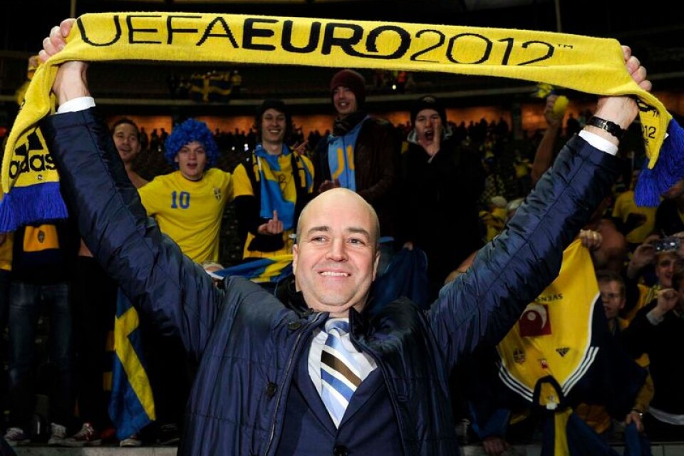 Sveriges dåvarande statsminister Fredrik Reinfeldt (M) kunde jubla när Sverige hämtade upp ett fyramålsunderläge mot Tyskland i Berlin 2012. Nu måste de borgerliga partierna satsa på att göra om den bragden, men helst gå ett steg längre och faktiskt vinna matchen.