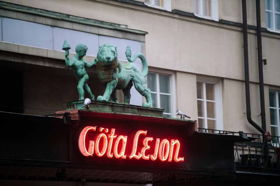 Den klassiska Stockholmsscenen Göta Lejons entré pryds av ett kopparlejon av konstnären Einar Forseth.