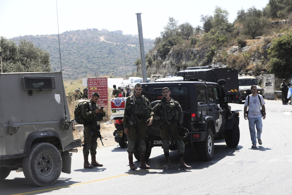 Israelisk militär säkrar området vid bosättningen Dolev på Västbanken.