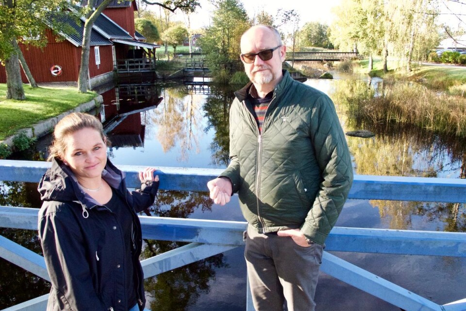 Pia Gustavsson och Stefan Lundgren uppmanar till fortsatt sparsamhet med vatten sedan bevattningsförbudet i kommunen upphörde att gälla den 30 september. Foto: Peter Lejon