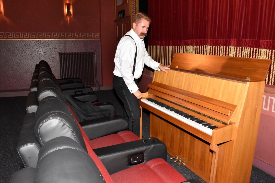 Stumfilmspianisten Edward von Past ställer i ordning pianot inför föreställningen.