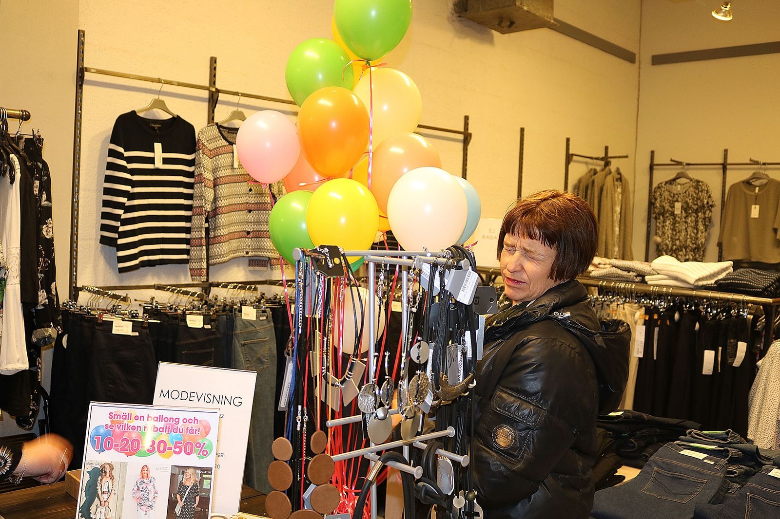 Monika Bergman var på Sol & Vindar där hon hittade en jacka som lockade till köp. Genom att smälla en ballong med en rabattkupong i fick hon den dessutom med 20 procent rabatt.