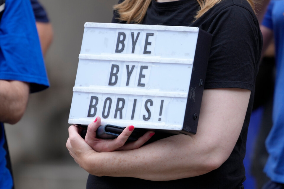 En kvinna gläds åt Boris Johnsons avsked från premiärministerposten i samband med det Konservativa partiledarvalet i september 2022, då Rishi Sunak tog hem flest röster. Arkivbild.