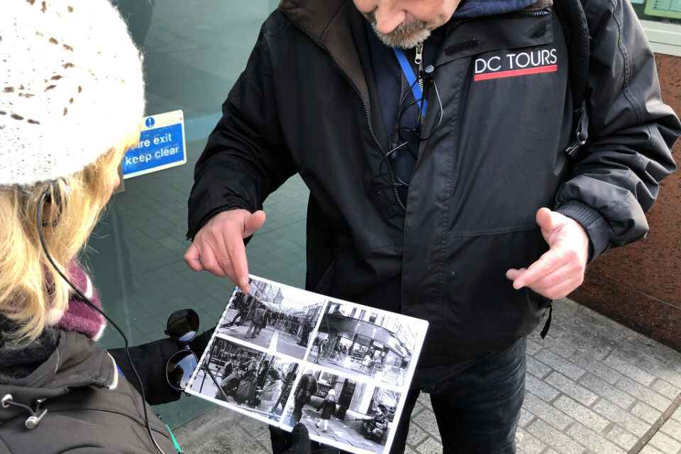 Turistguiden Paul Donnelly visar bilder på offer och bombdåd från de värsta orosåren under 1970- och 80-talen.