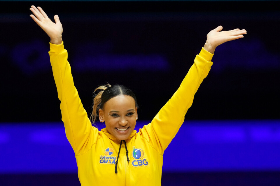 Rebeca Andrade jublar på prispallen efter guldet i gymnastik-VM.