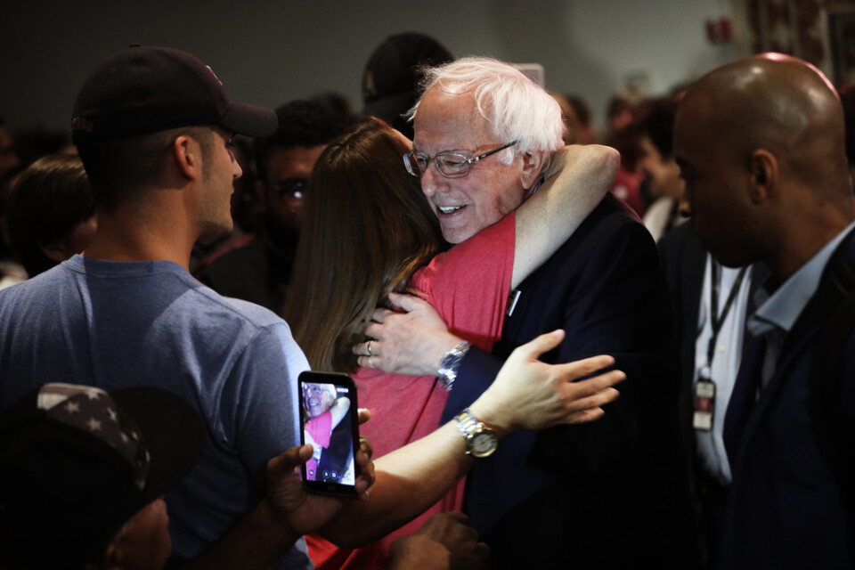 Vermontsenatorn och presidentaspiranten Bernie Sanders omfamnas av anhängare i Las Vegas i Nevada.