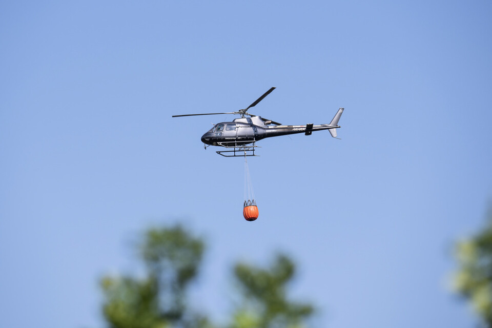 Helikopter har kallats in för att bekämpa en skogsbrand vid sjön Ärlången i Linköping. Arkivbild.