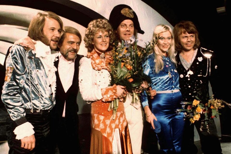Abba, här med sin manager Stikkan Andersson och dirigenten Sven-Olof Walldoff, fick "nul points" av den brittiska juryn i Brighton 1974. Arkivbild.