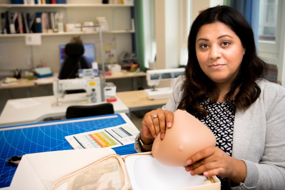 Sara Azhmi visar sömmeriet där bröstopererade kvinnor kan prova ut olika bröstproteser och ryggpatienter får hjälp med specialsydda korsetter.