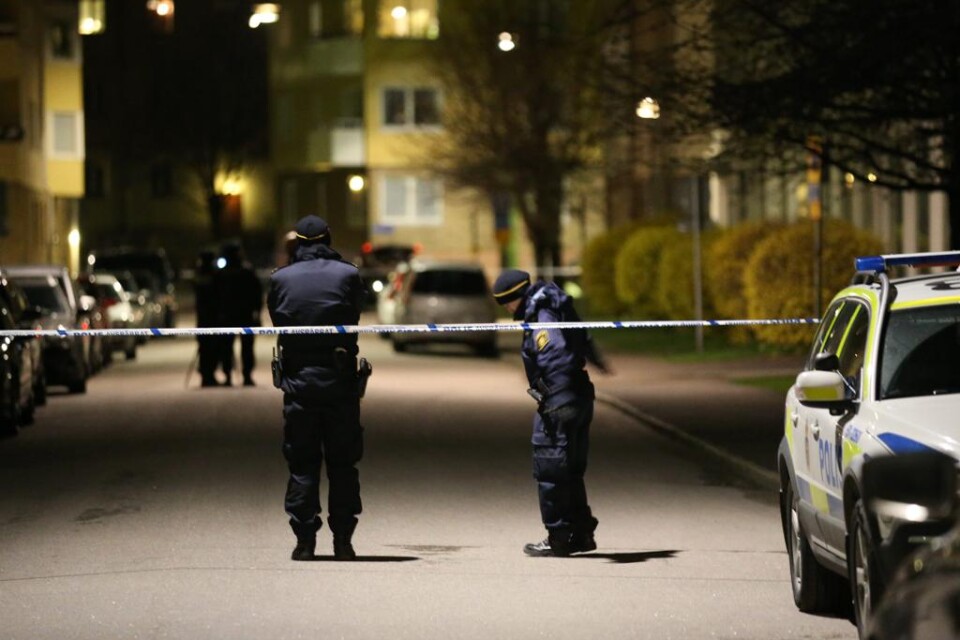 Ytterligare två män, 20 och 19 år, har häktats för inblandning i mordet och den grova misshandeln på Väderkvarnsgatan på Hisingen i Göteborg för en vecka sedan. Sedan tidigare är två 19-åringar häktade misstänkta för delaktighet i mordet och misshandel