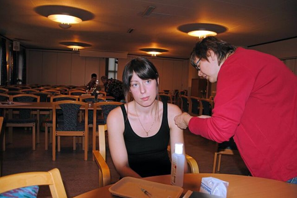 Carina Claesson vaccineras av distriktssköterskan Åsa Larsson i Tureholmskyrkan i Sösdala. Foto: Peter Paulsson