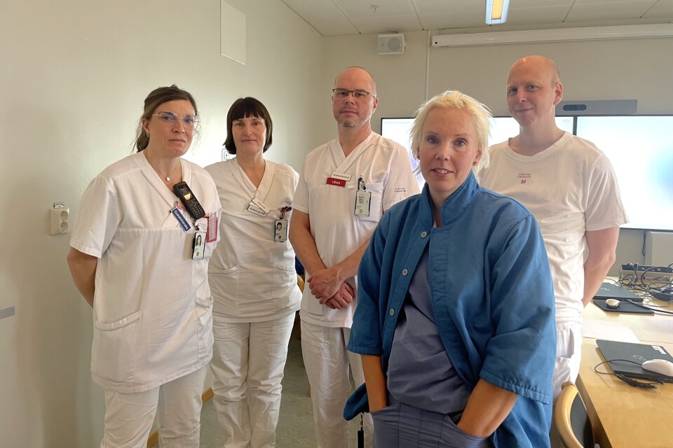 IVA-sjuksköterskorna Jenny Hägg och Monica Malmqvist, verksamhetschef Harald Persson, avdelningschef Linda Byman och avdelningschef Carl-Johan Lundborg firade.