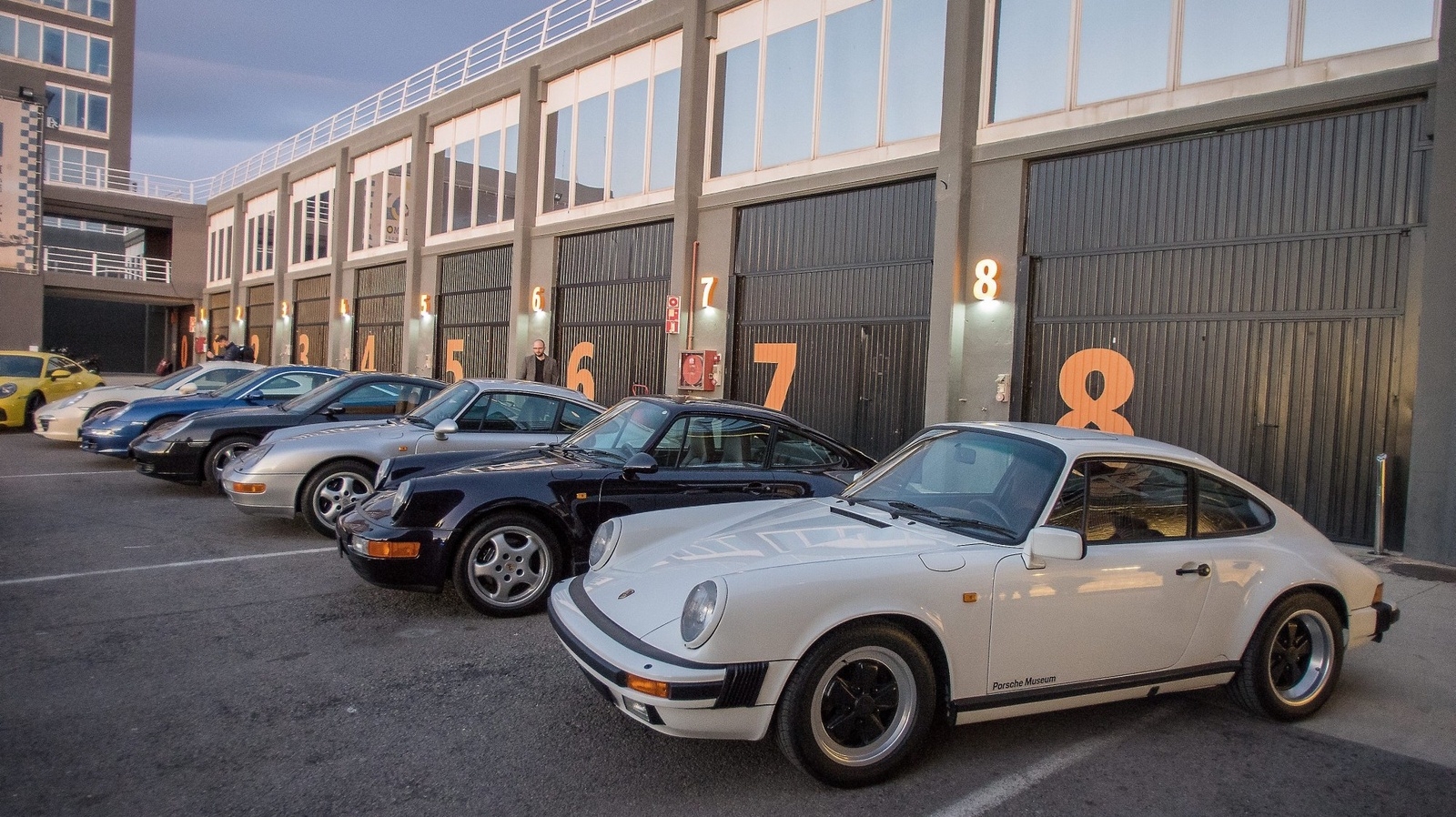 Till provkörningen hade Porschemuseet i Stuttgart bidragit med några 911 av äldre årgångar som journalisterna fick se, inte provköra. Den vita i förgrunden är en 911 Carrera från 1980-talet med 3,2-liters boxermotor på 231 hästkrafter.