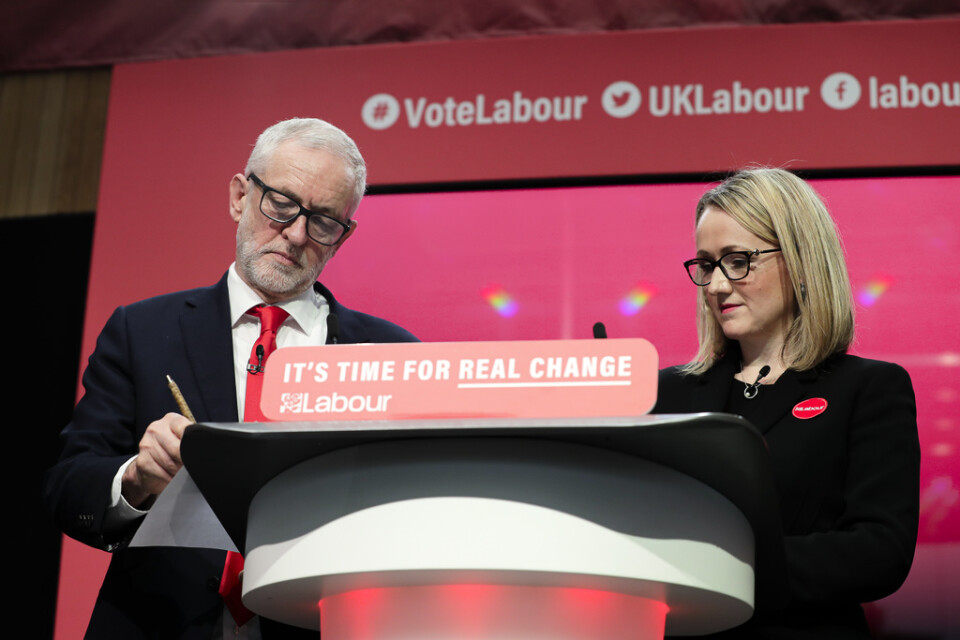 När Jeremy Corbyn (till vänster) tackar för sig hoppas Rebecca Long-Bailey (till höger) kunna bli första kvinna som partiledare för Labour. Arkivbild.