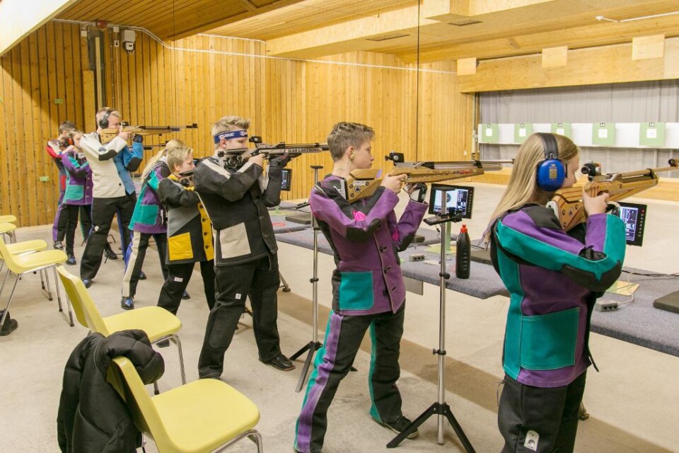 16 ungdomar från sju olika klubbar var med i Trelleborgs sportskytteklubbs knattetävling i Söderslättshallen på söndagen. Foto: Privat