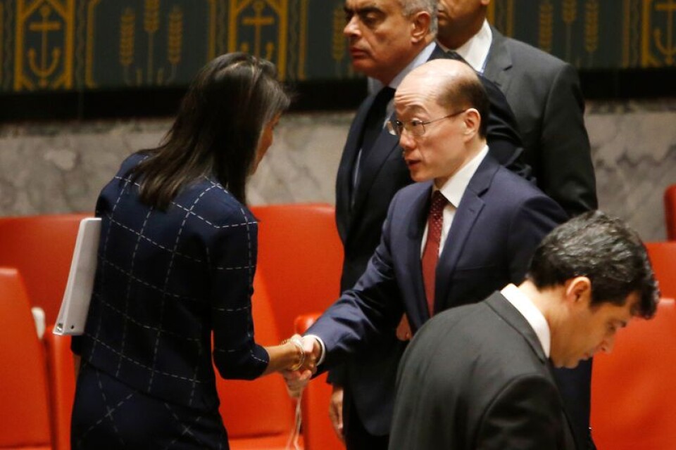USA:s FN-ambassadör Nikki Haley i samtal med Kinas FN-ambassadör Liu Jieyi efter omröstningen om att införa nya sanktioner mot Nordkorea.