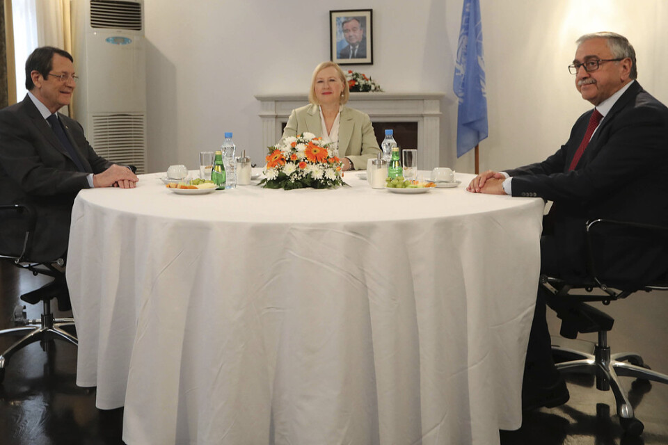 Den grekcypriotiska ledaren Nicos Anastasiades, till vänster, FN-sändebudet Elizabeth Spehar och turkcypriotiske ledaren Mustafa Akinci möttes på fredagen i den delade huvudstaden Nicosia.