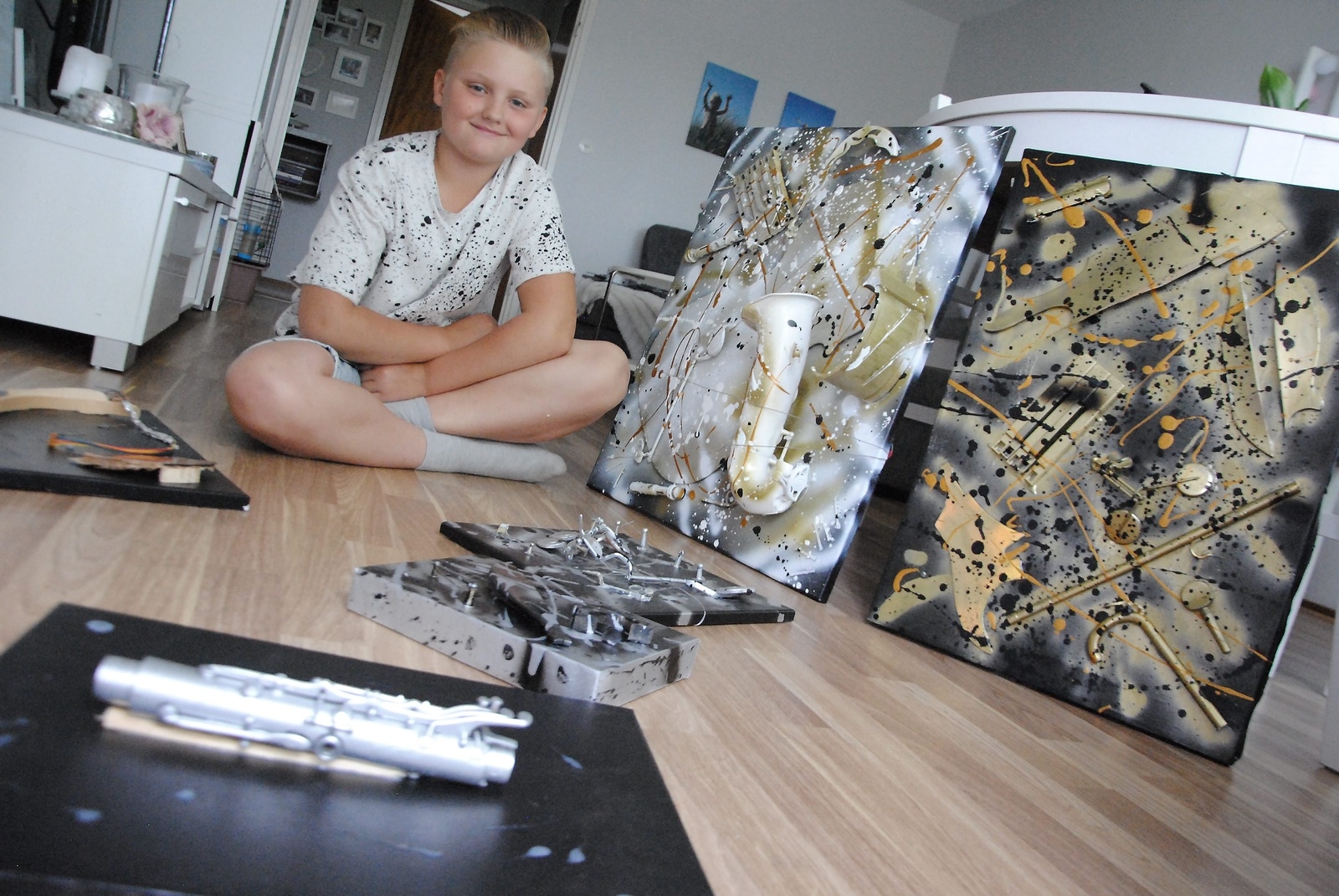Tioårige Melvin Blixt i Bjärnum är stolt över sina tavlor, som han skapat av instrument som annars skulle ha slängts.
Foto: Kristina Höjendal