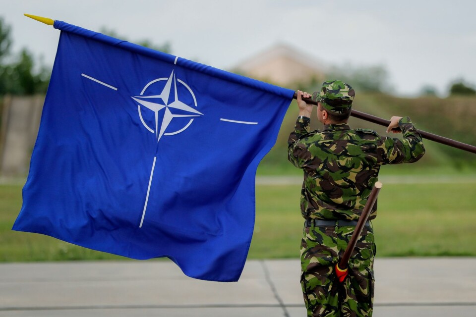 Nato-flaggan blev tecknet på att det var dags att avliva myten om alliansfriheten och dess skyddande aura.
