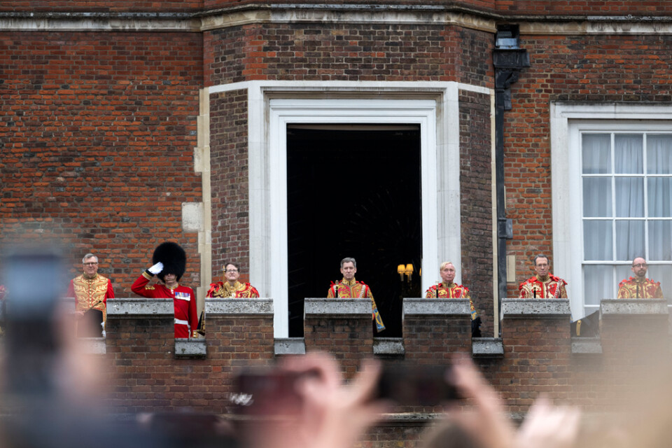 Folk samlades vid St James' Palace för att se delar av ceremonin när kung Charles|III officiellt utnämndes till kung.