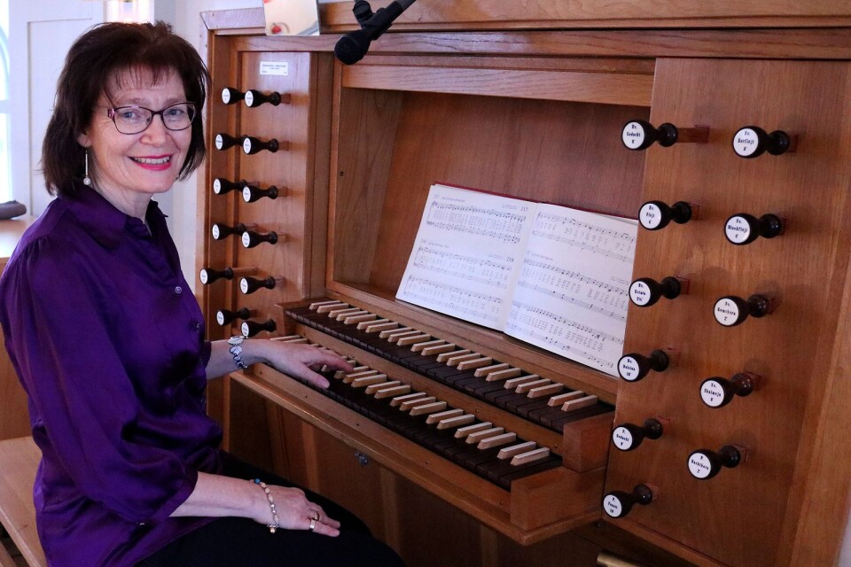 Kantor Marie Alvhäll, Löttorp, vid kyrkoorgeln där tonerna ljuder när hon spelar på tangenterna och med fotarbete på de många pedalerna fyller Högby kyrka med musik.